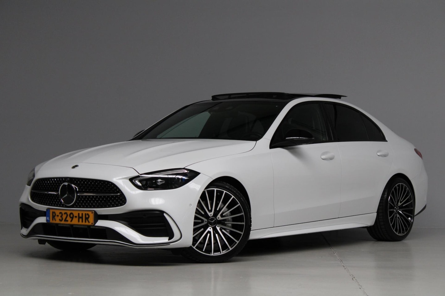 Mercedes-Benz C-klasse - 300 AMG Night Pakket | panoramadak | burmester | 360 camera | adap. cruise | 259 PK - AutoWereld.nl