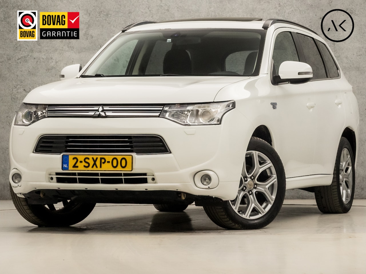 Mitsubishi Outlander - 2.0 PHEV Deluxe 203Pk Automaat (SCHUIFDAK, NAVIGATIE, CAMERA, LEDER, ELEK SPORTSTOELEN, TR - AutoWereld.nl