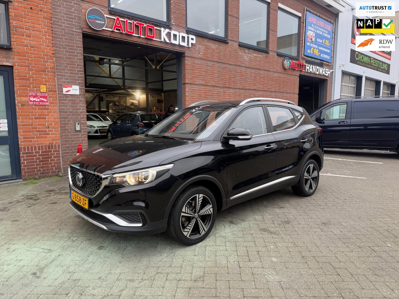 MG ZS - Luxury 45 kWh Pano Navi Leder Camera Carplay - AutoWereld.nl