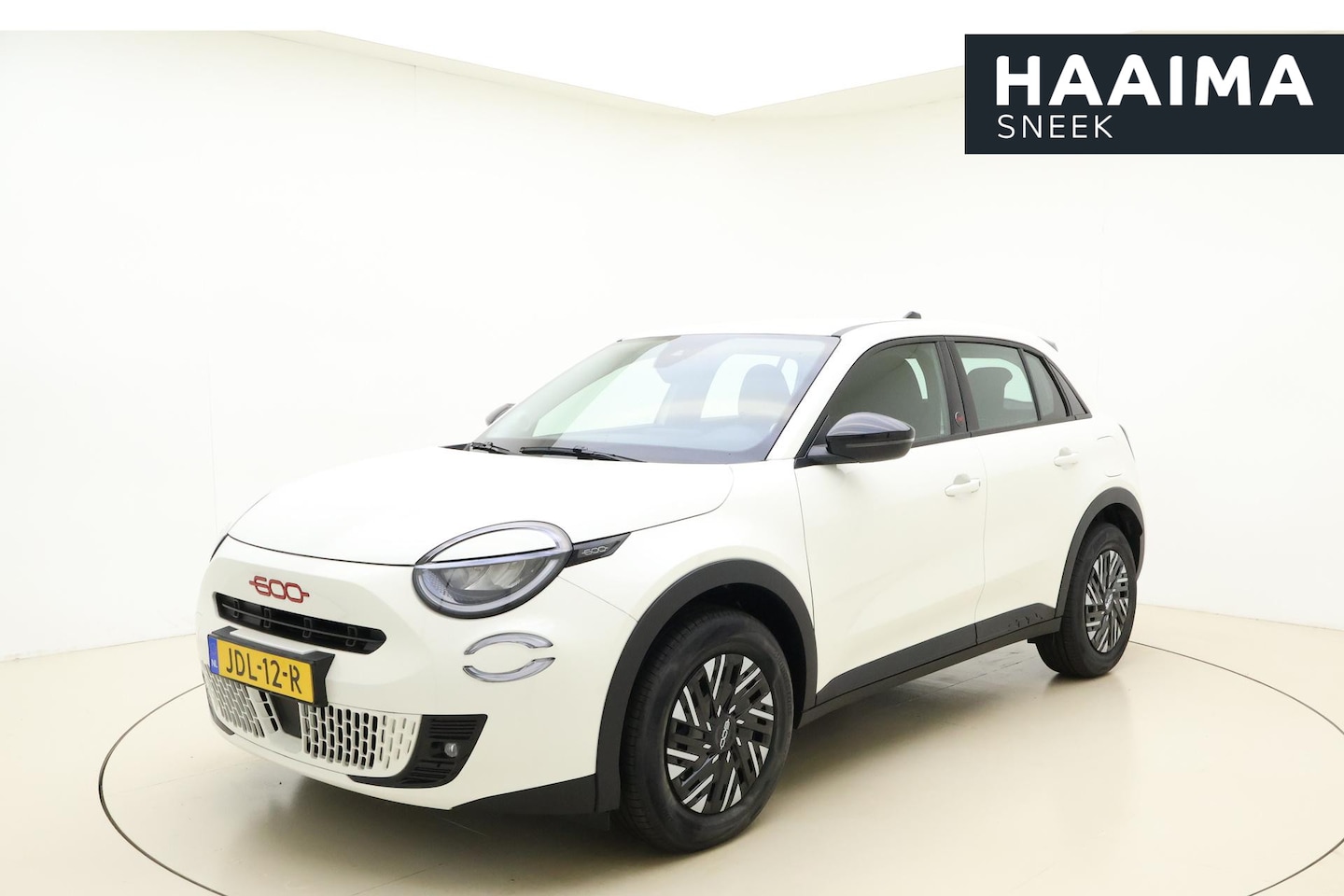 Fiat 600e - RED 54 kWh | Navigatie via Carplay | 3-fase lader | Parkeersensoren achter | Keyless start - AutoWereld.nl