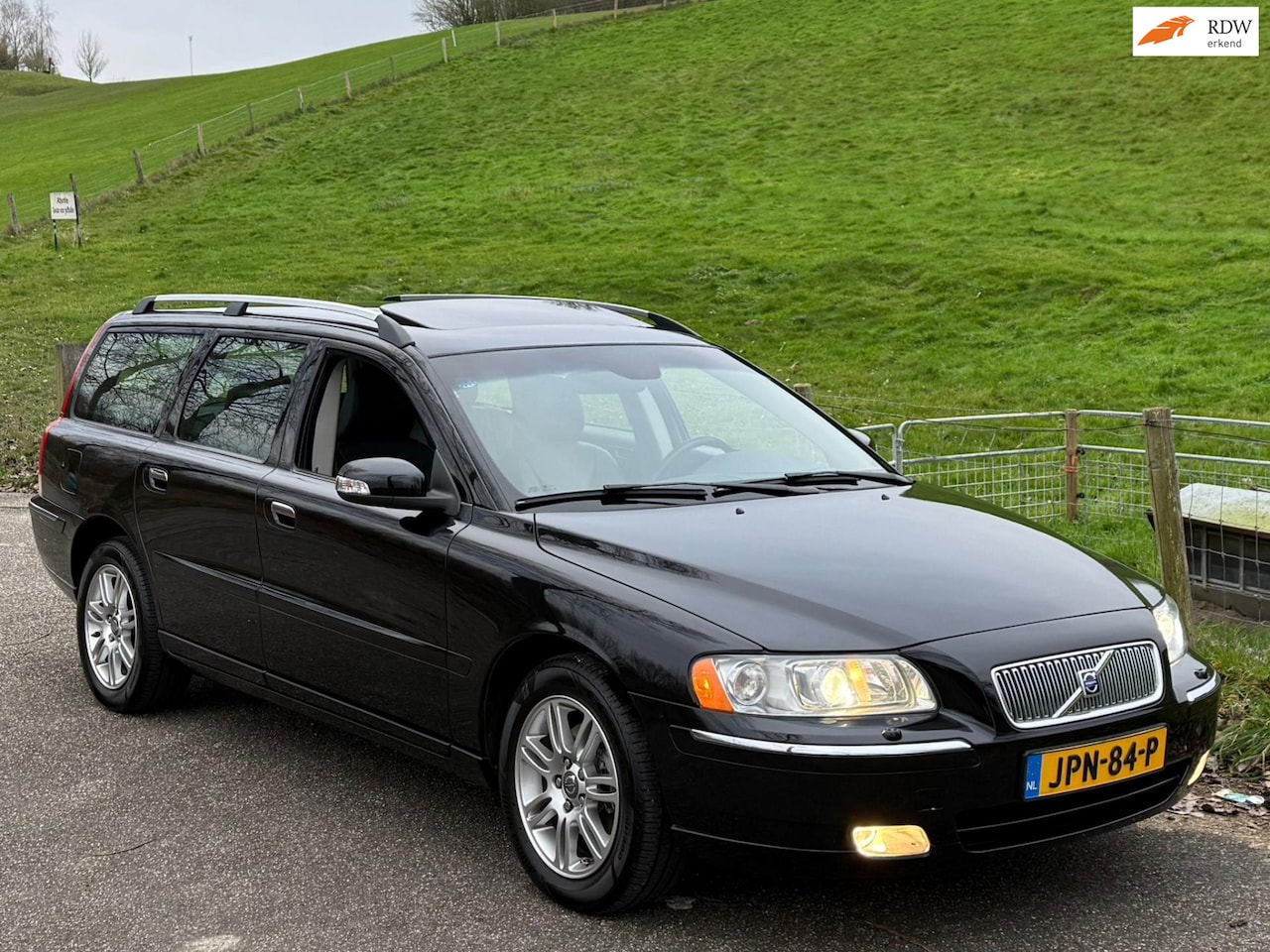 Volvo V70 - 2.4 170pk AUT/CLIMA/ELEC+VERW SPIEGELS+STOELEN+MEM/LEDER/DAKJE - AutoWereld.nl