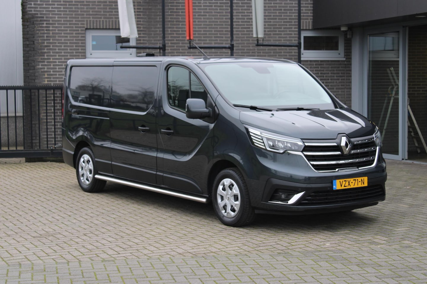 Renault Trafic - 2.0 dCi 110 T30 L2H1 Work Edition Led/Navi/Trekhaak/Camera - AutoWereld.nl