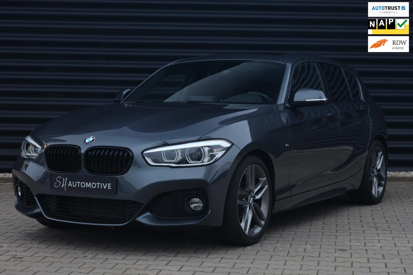 BMW 1-serie - 118i High Executive / PANO / CARPLAY / STOELVERWARMING - AutoWereld.nl