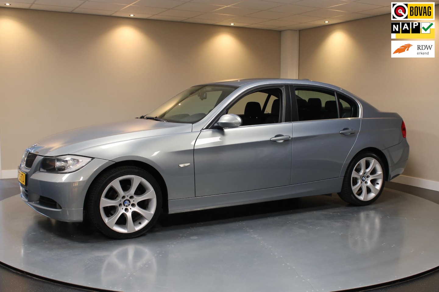 BMW 3-serie - 318i Business Line *Automaat* Distr.ketting Nieuw|Cruise|Navi|PDC - AutoWereld.nl