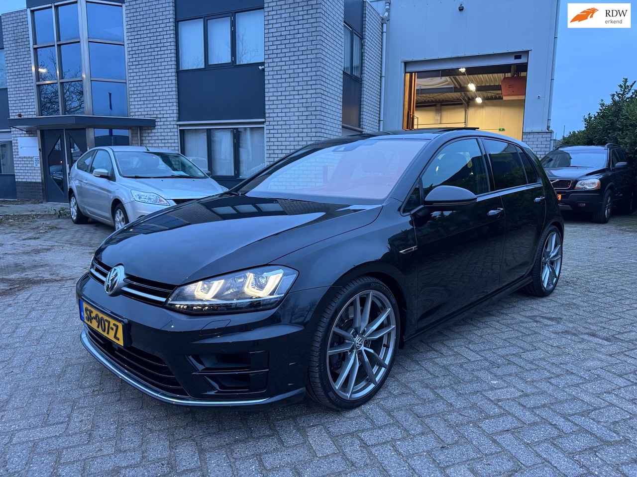 Volkswagen Golf - 2.0 TSI R 4Motion Pano Keyless Acc - AutoWereld.nl