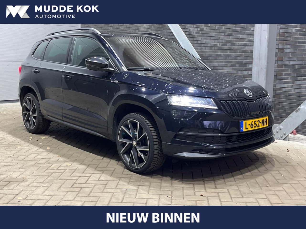Skoda Karoq - 1.5 TSI ACT Sportline Business | Trekhaak | ACC | Camera | Stuur+Stoelverwarming | Navigat - AutoWereld.nl