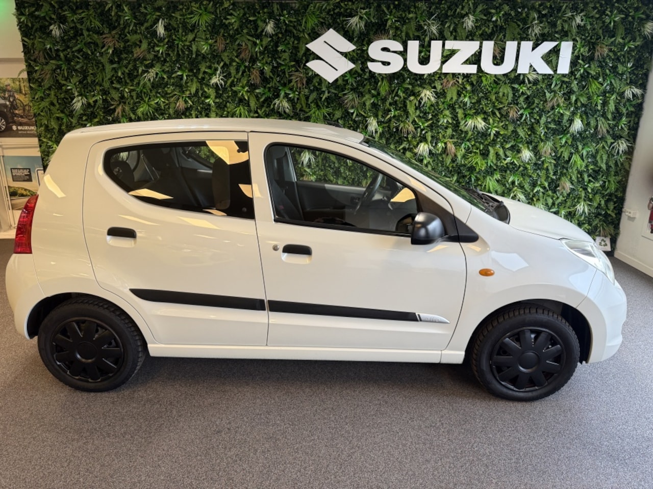 Suzuki Alto - Airconditioning 8 air-bags 1.0 Comfort 5-deurs Stootlijsten JVC radio/CD Getint glas - AutoWereld.nl