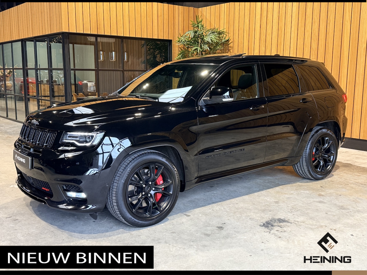 Jeep Grand Cherokee - 6.4 Hemi SRT Geel kenteken. Pano. Apple-carplay. navi. Met complete historie. - AutoWereld.nl