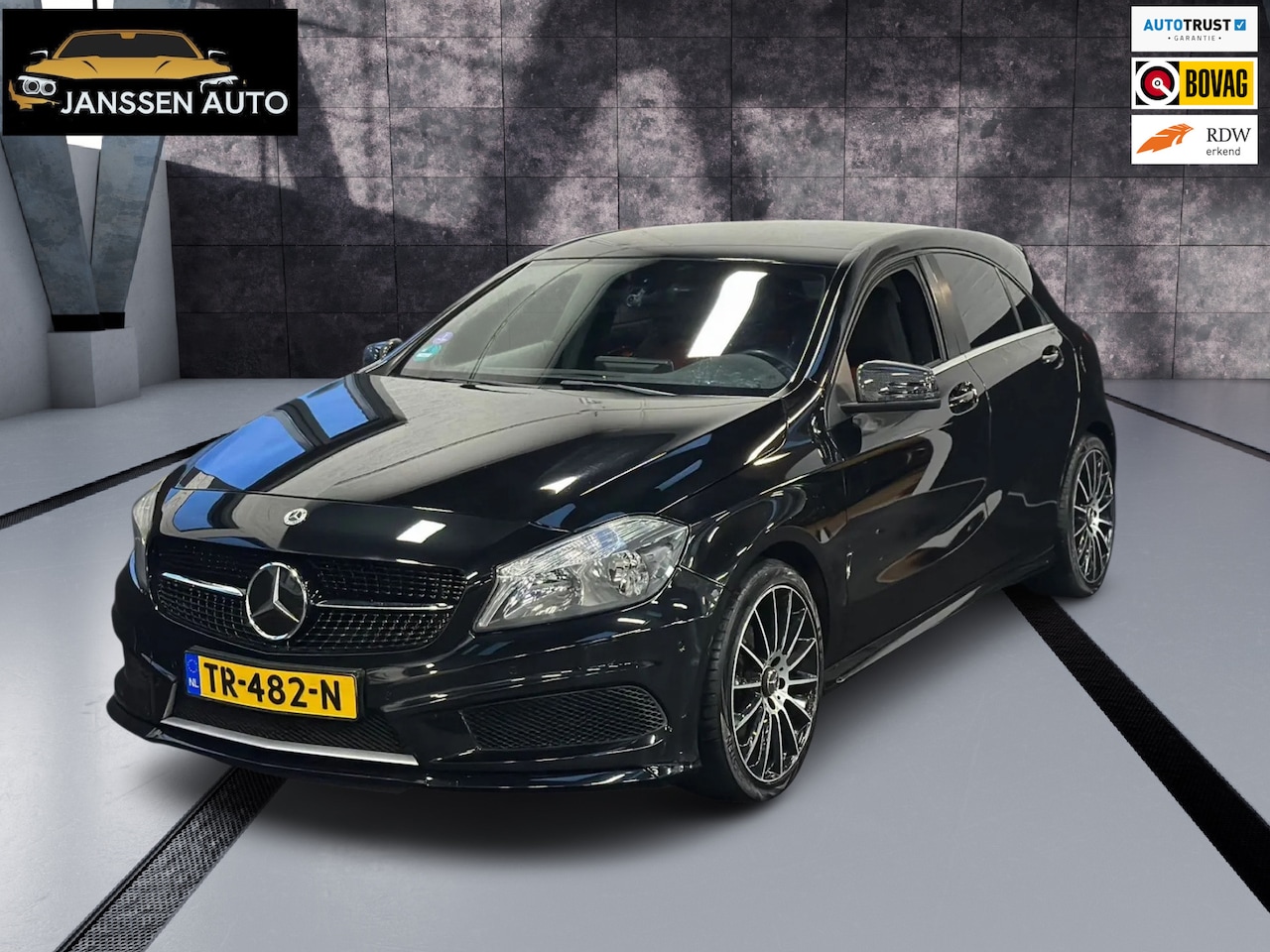 Mercedes-Benz A-klasse - 180 AMG | Unieke Auto | Sfeerverlichting | Twotone leder | Groot scherm | AMG Uitlaat | al - AutoWereld.nl