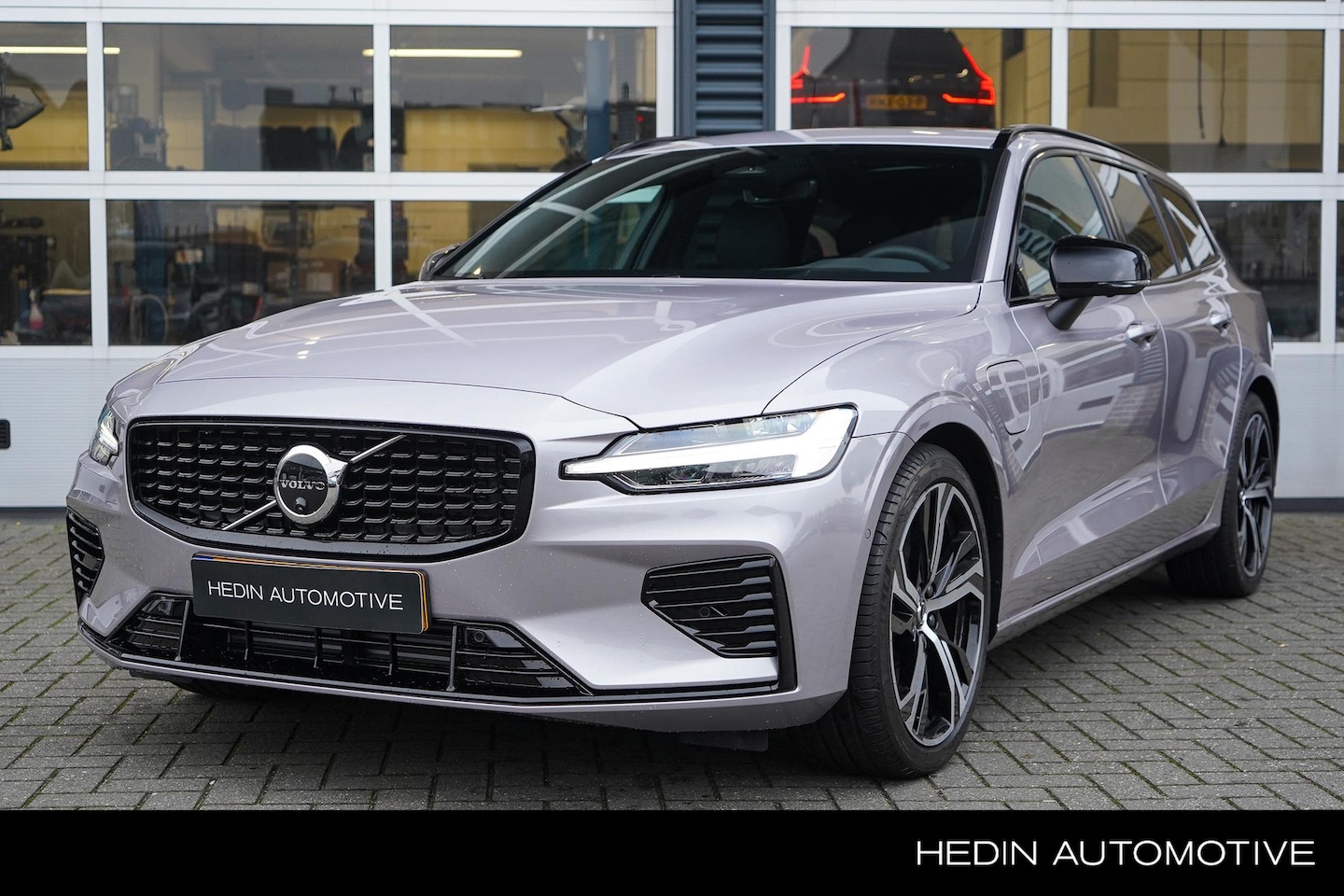 Volvo V60 - 2.0 T6 Plug-in hybrid AWD Plus Dark | 360 Camera | Schuifdak | Head-Up Display | Keyless | - AutoWereld.nl