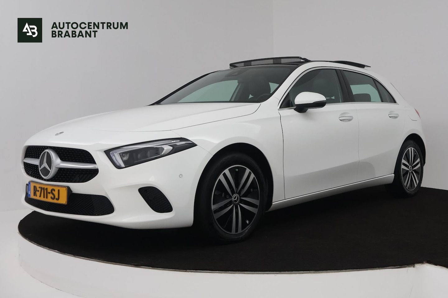 Mercedes-Benz A-klasse - 250 e Luxury Line (PANORAMADAK, TREKHAAK, CAMERA, SFEERVERLICHTING, STOELVERWARMING) - AutoWereld.nl