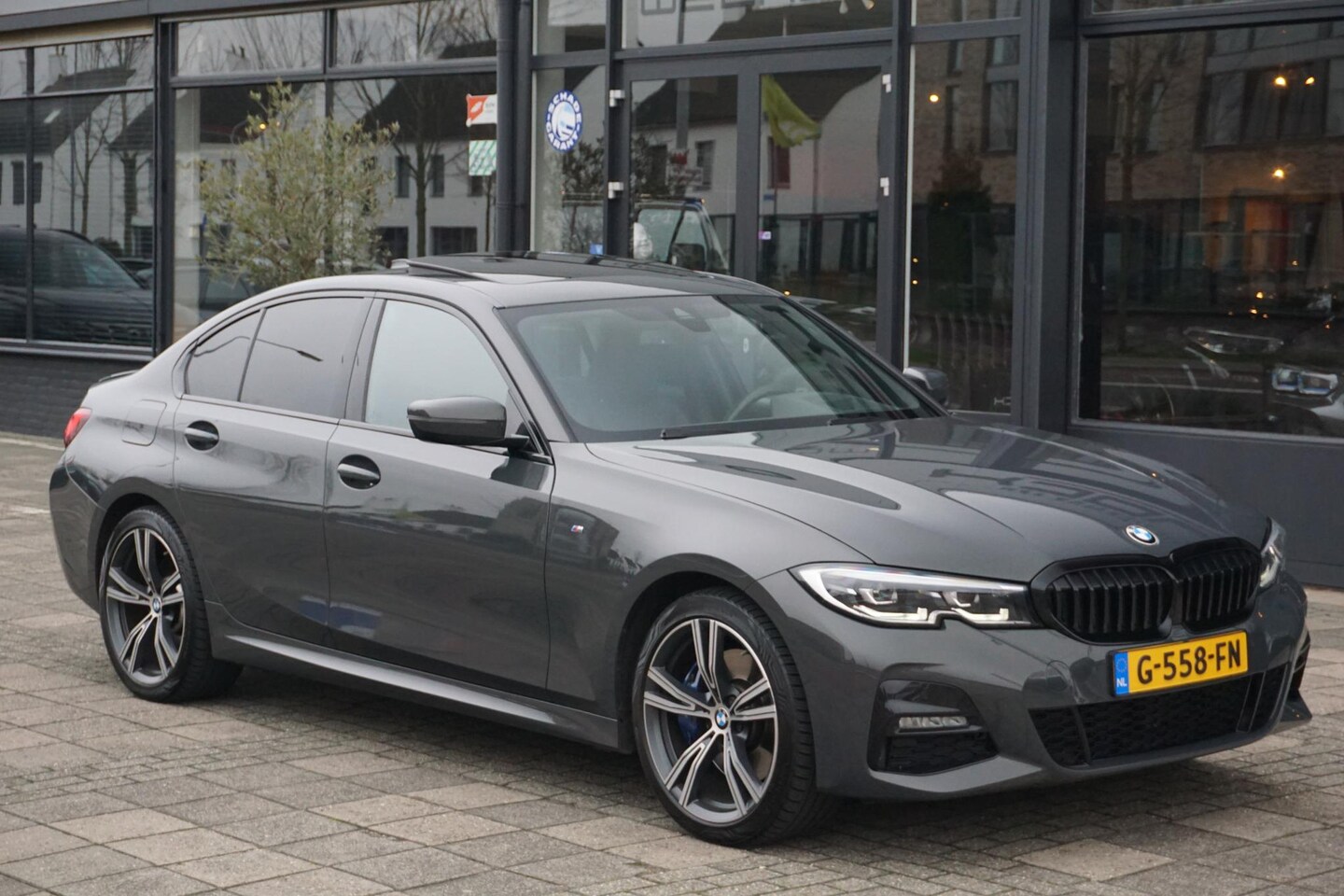 BMW 3-serie - 330e High Executive | M Pakket | Dak | H&K | Dravitgrau - AutoWereld.nl