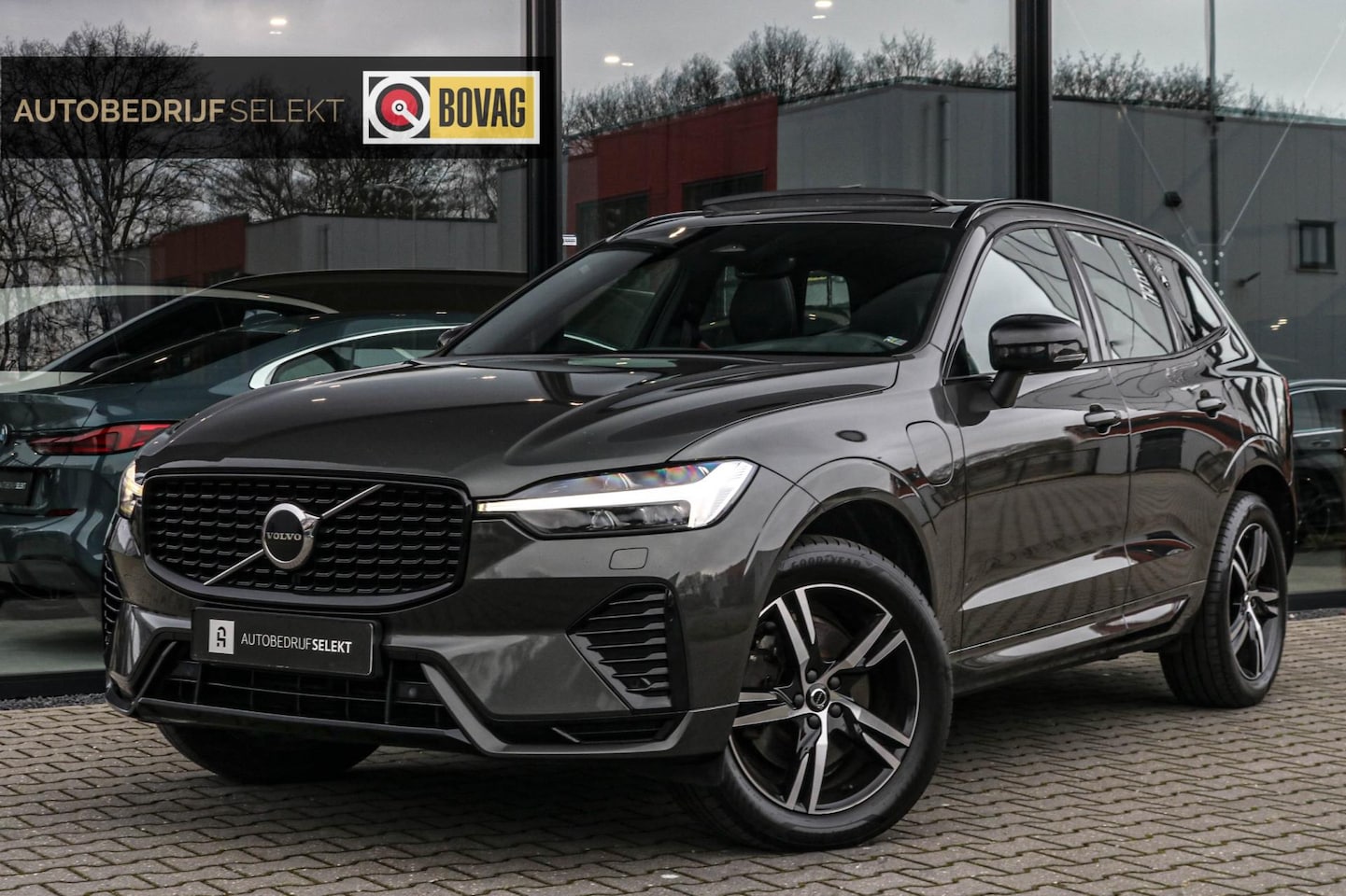 Volvo XC60 - 2.0 T8 AWD R-Design Long Range | Pano | Trekhaak | Facelift | Pine Grey | Harman Kardon | - AutoWereld.nl