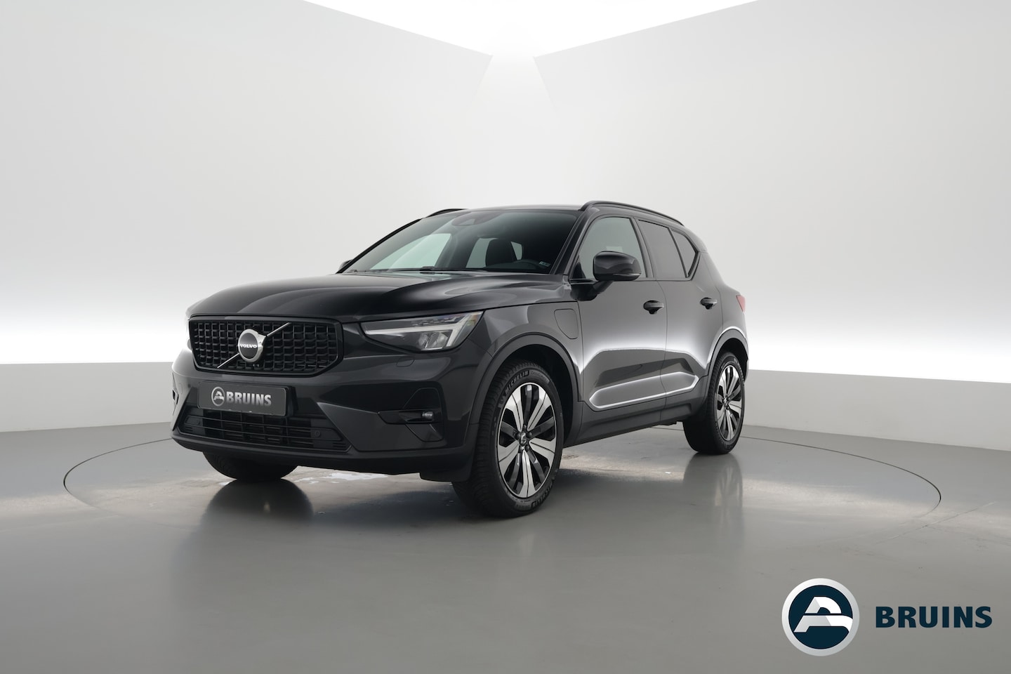 Volvo XC40 - 1.5 T5 Plug-in hybrid Plus Dark Facelift | Elek. stoelen +  geheugen | H&K Audio | Camera - AutoWereld.nl