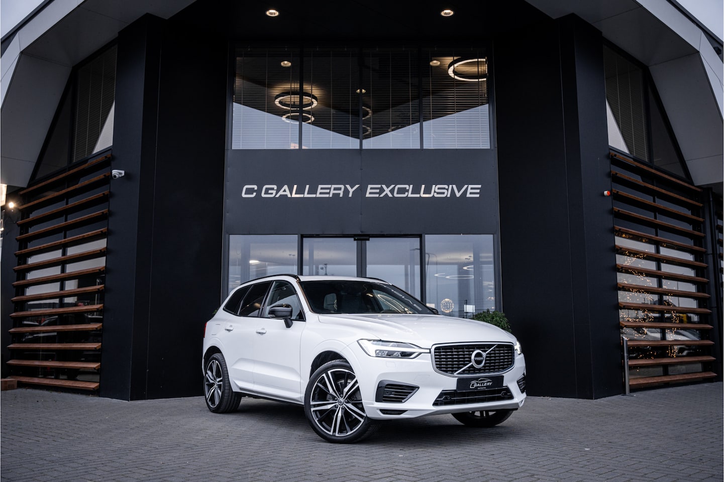 Volvo XC60 - 2.0 Recharge T8 AWD R-Design - Panorama | H&K | Memory | Elek. Trekhaak - AutoWereld.nl