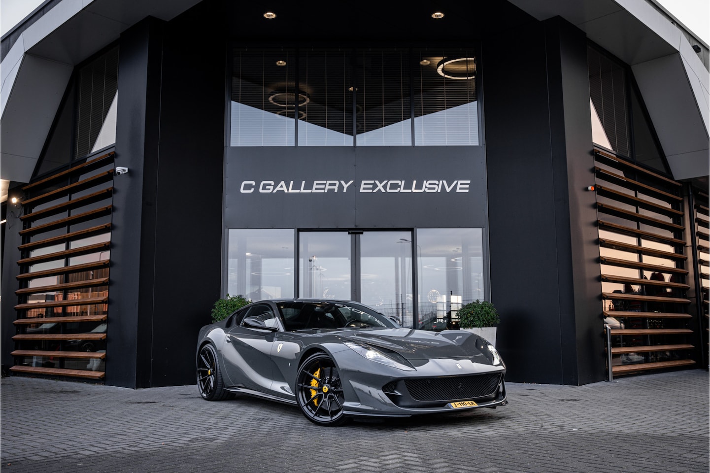 Ferrari 812 Superfast - 6.5 V12 HELE - Novitec | Grigio Scuro | Carbon Seats | Passenger Display - AutoWereld.nl
