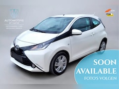 Toyota Aygo - 1.0 69 pk VVT-i X-PLAY AUTOMAAT / AIRCO / BLUETOOTH / LMV