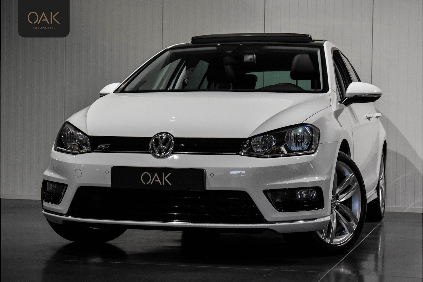 Volkswagen Golf - 1.4 TSI R-Line | Navigatie | Panorama | Camera | Half Leder | 18"LM | NL Auto - AutoWereld.nl