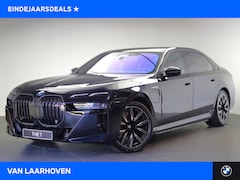 BMW 7-serie - M760e xDrive High Executive Automaat / Panoramadak Sky Lounge / Trekhaak / Massagefunctie