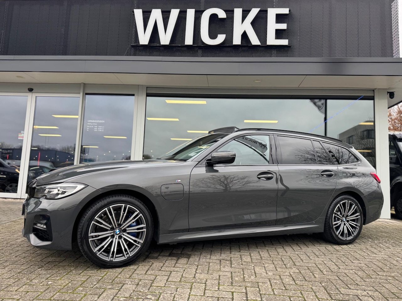 BMW 3-serie Touring - 330e High Executive M sport Panorama Leder Camera - AutoWereld.nl