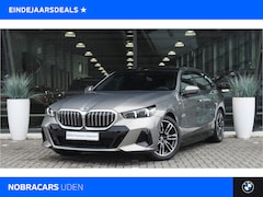 BMW 5-serie Touring - 530e M Sport Automaat / Panoramadak / Trekhaak / Achteruitrijcamera / Adaptieve LED / Harm