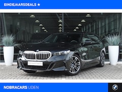 BMW 5-serie Touring - 530e M Sport Automaat / Panoramadak / Trekhaak / Achteruitrijcamera / Adaptieve LED / M Sp