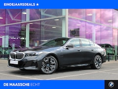 BMW 5-serie - 530e M Sport Automaat / Panoramadak / Parking Assistant Professional / Adaptieve LED / Com