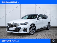 BMW 5-serie Touring - 530e M Sport Automaat / Panoramadak / Trekhaak / Achteruitrijcamera / Adaptieve LED / M Sp