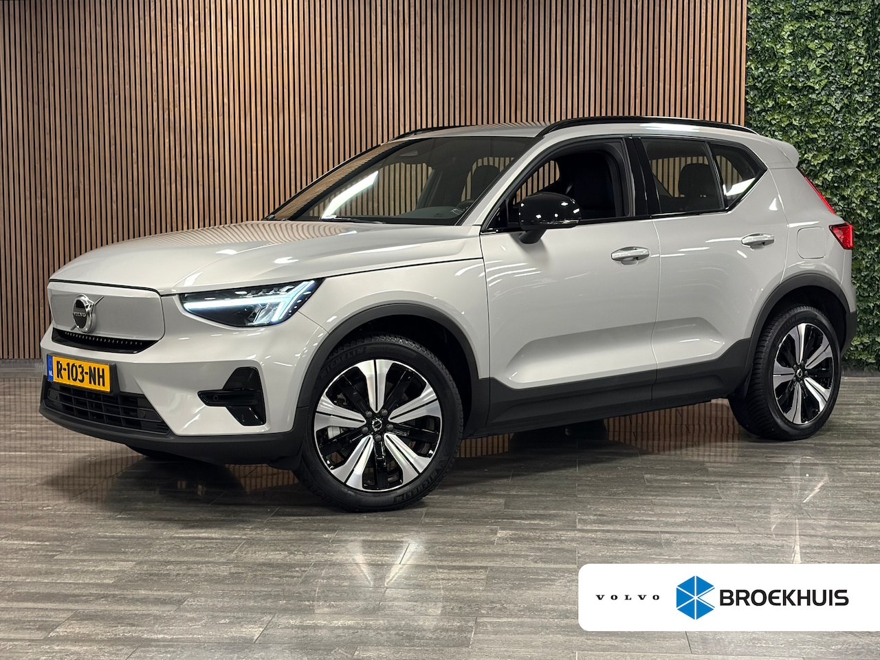 Volvo XC40 - Recharge Plus 70 kWh All Season Banden | Adaptieve Cruise Control | Stoel en Stuurwielverw - AutoWereld.nl