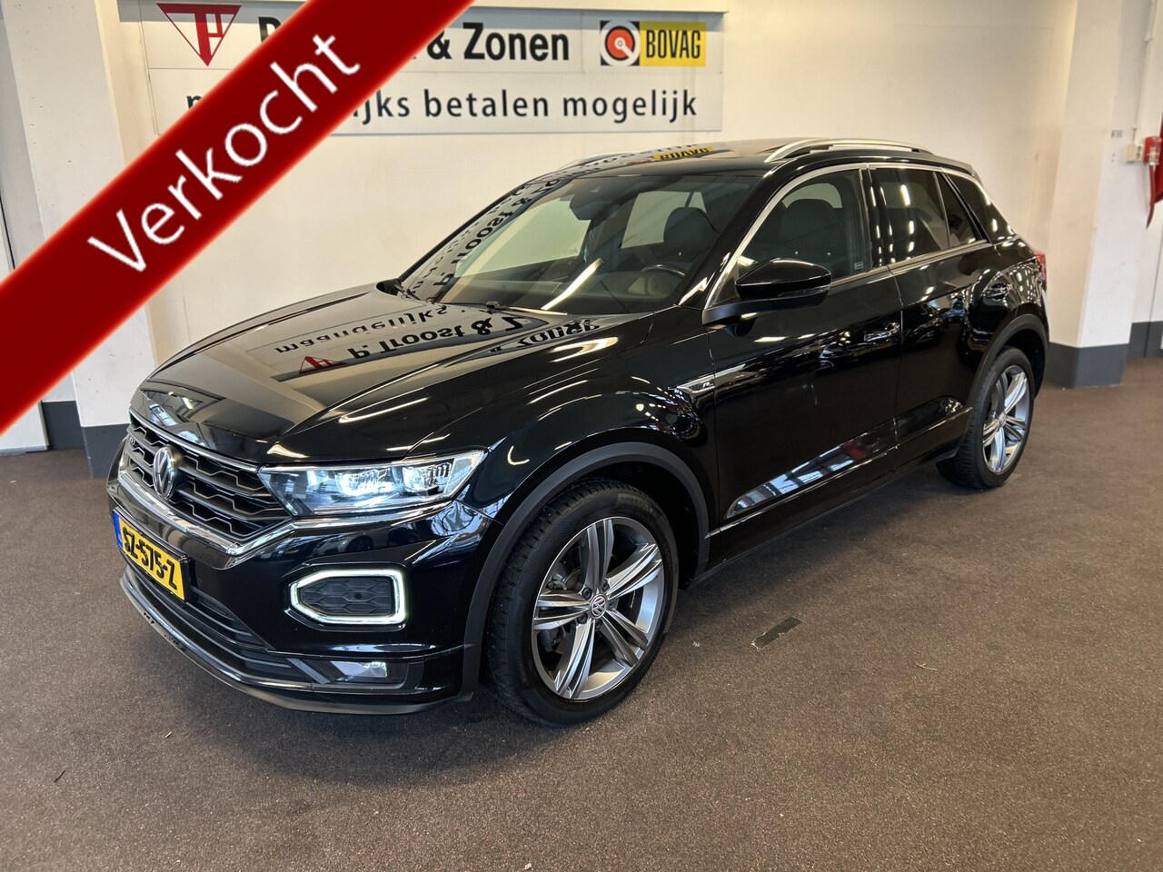 Volkswagen T-Roc - 1.5 TSI 3X R-Line Automaat | Panoramadak | Achteruitrijcamera | Digital dashboard | Adapti - AutoWereld.nl