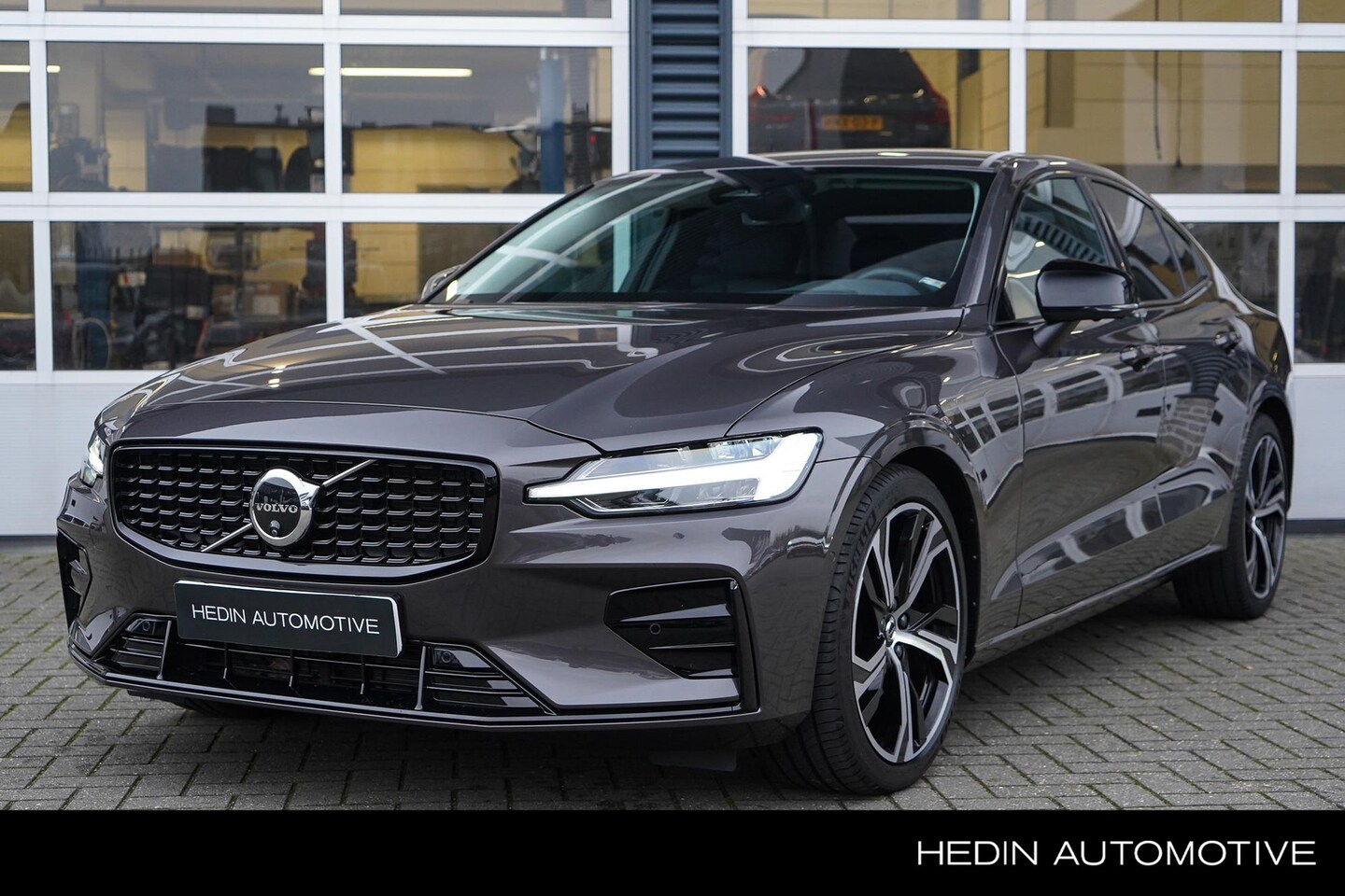 Volvo S60 - 2.0 B4 Plus Dark | Lederen Bekleding | Head-up Display | 360 Camera | Parkeerverwarming | - AutoWereld.nl
