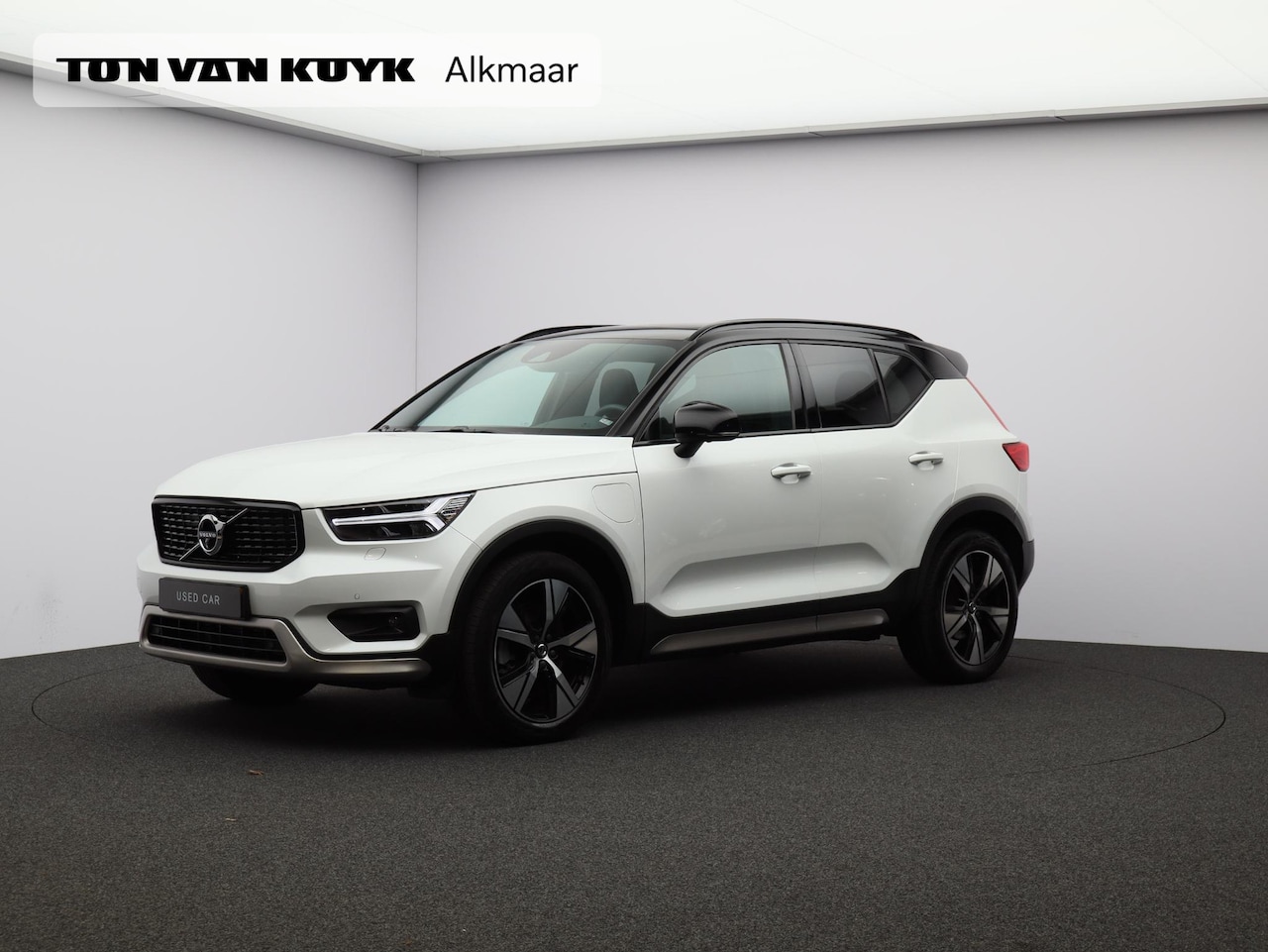 Volvo XC40 - T5 Recharge R-Design / Trekhaak / Pano. Dak / Stoel- + stuurwielverwarming / 360 camera / - AutoWereld.nl