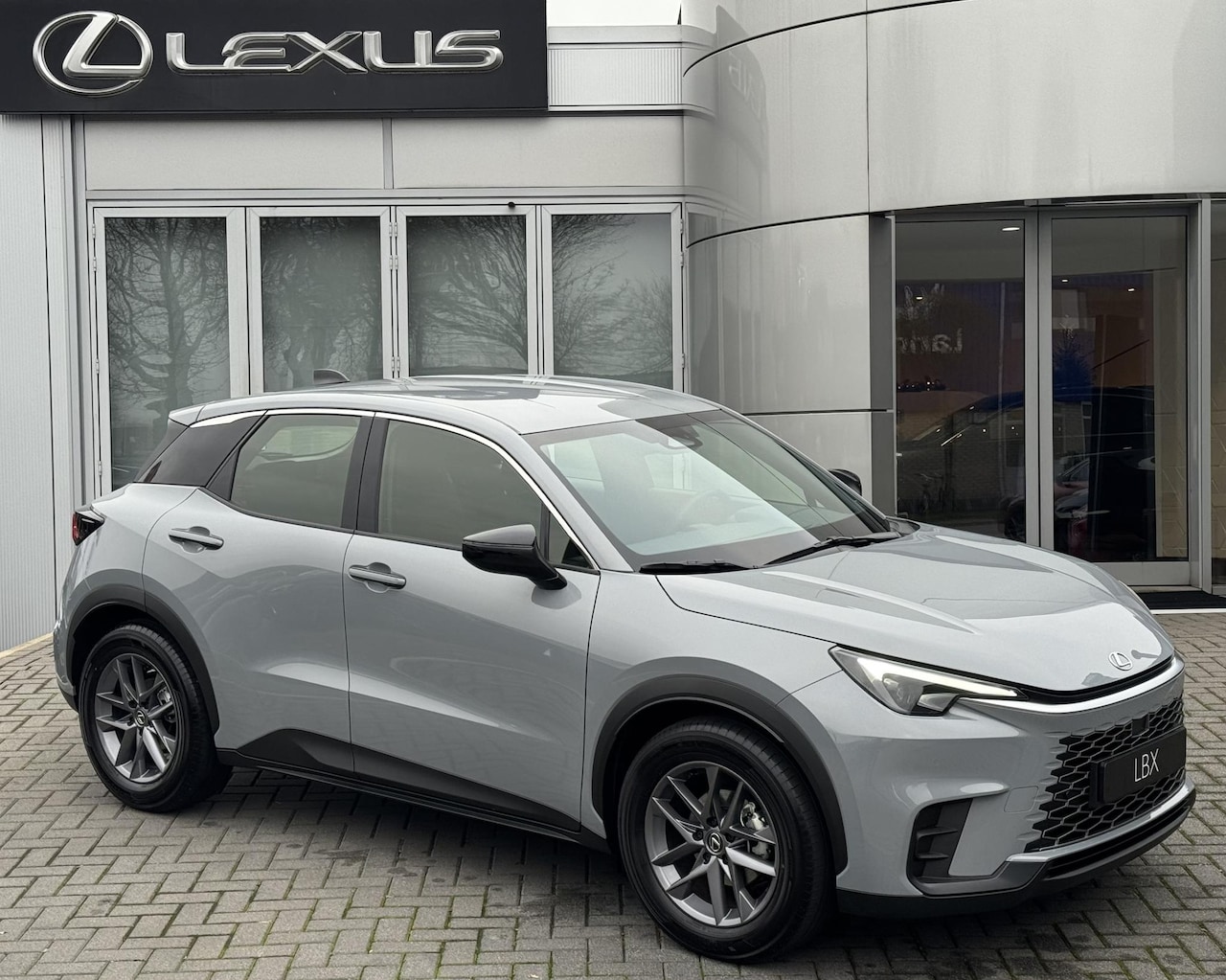 Lexus LBX - 2WD STOELVERW STUURVERW PARK-SENSOR BLIND-SPOT CARPLAY LENDESTEUN - AutoWereld.nl