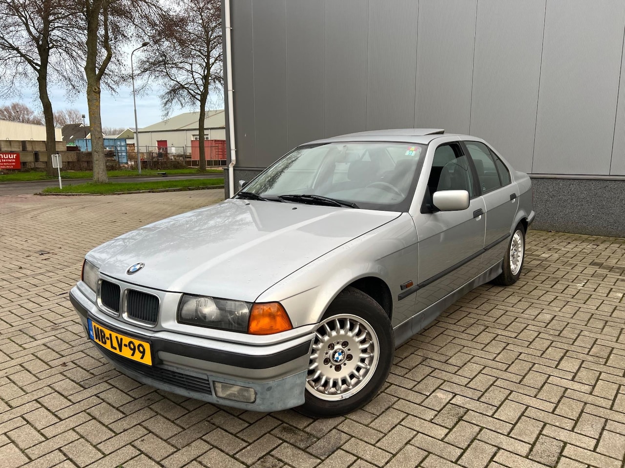 BMW 3-serie - 320i 6 cilinder automaat 2 jaar apk - AutoWereld.nl