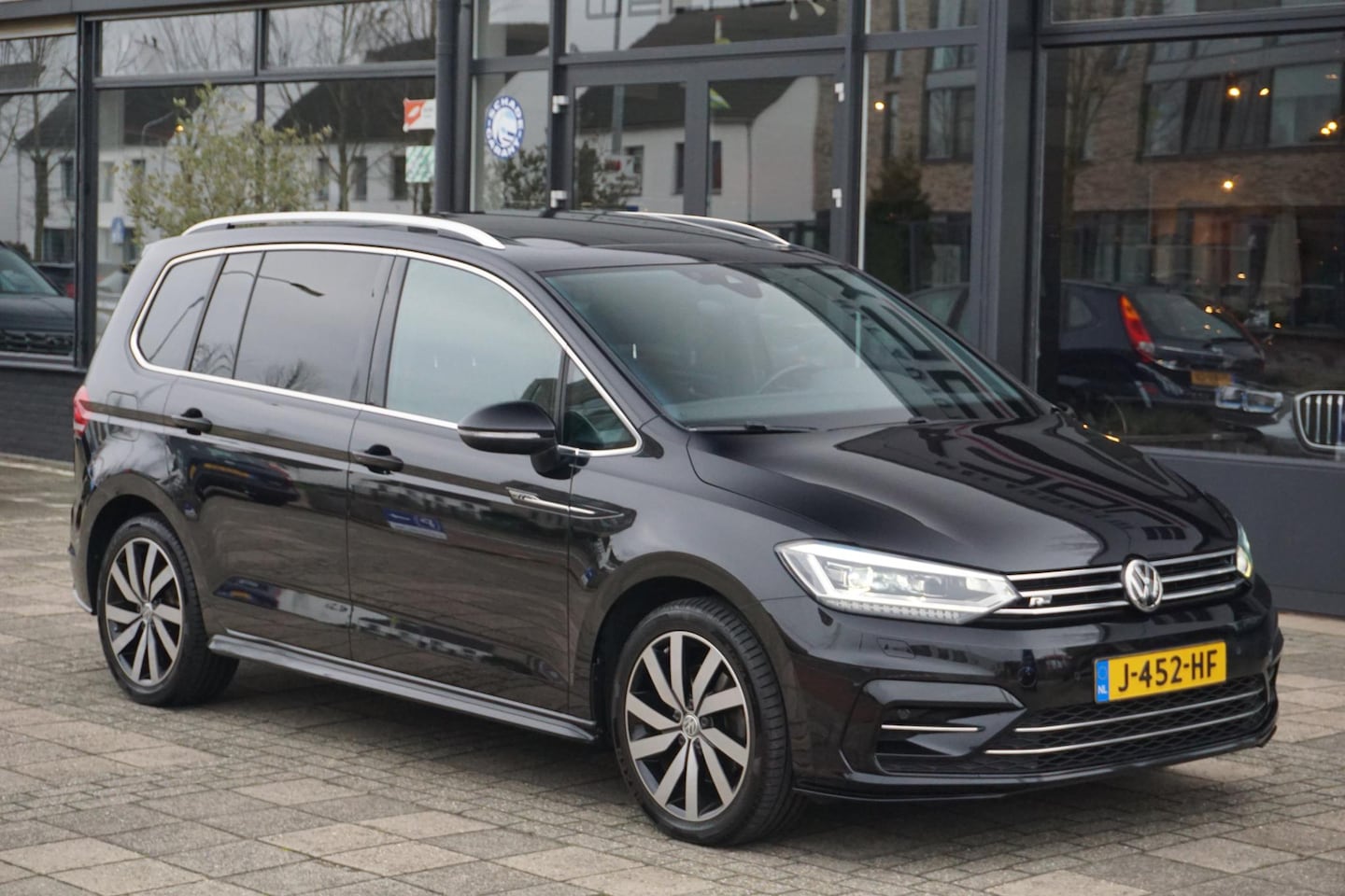 Volkswagen Touran - 1.4 TSI | R-line | PANO | Trekhaak - AutoWereld.nl