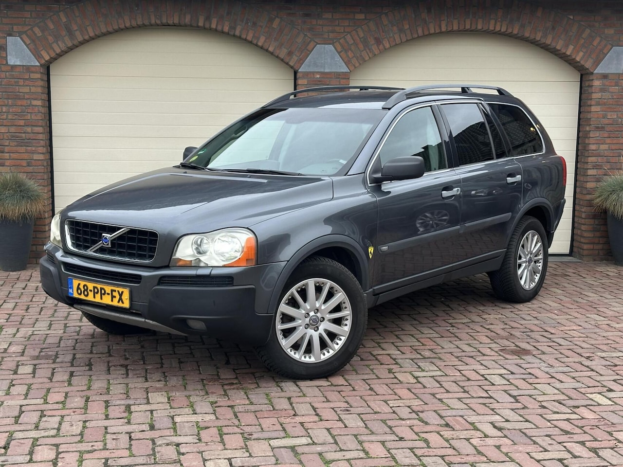 Volvo XC90 - 2.5 T Kinetic Automaat 7 pers. Leder Nieuwe APK - AutoWereld.nl