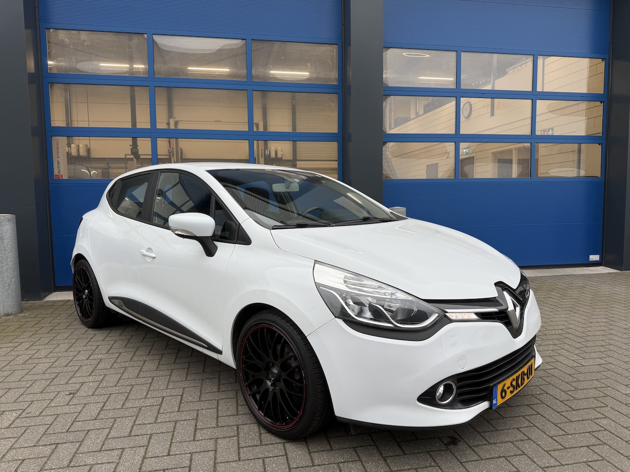 Renault Clio - 1.2 16V 73pK Airco/ Navigatie/ Stoelverwarming - AutoWereld.nl