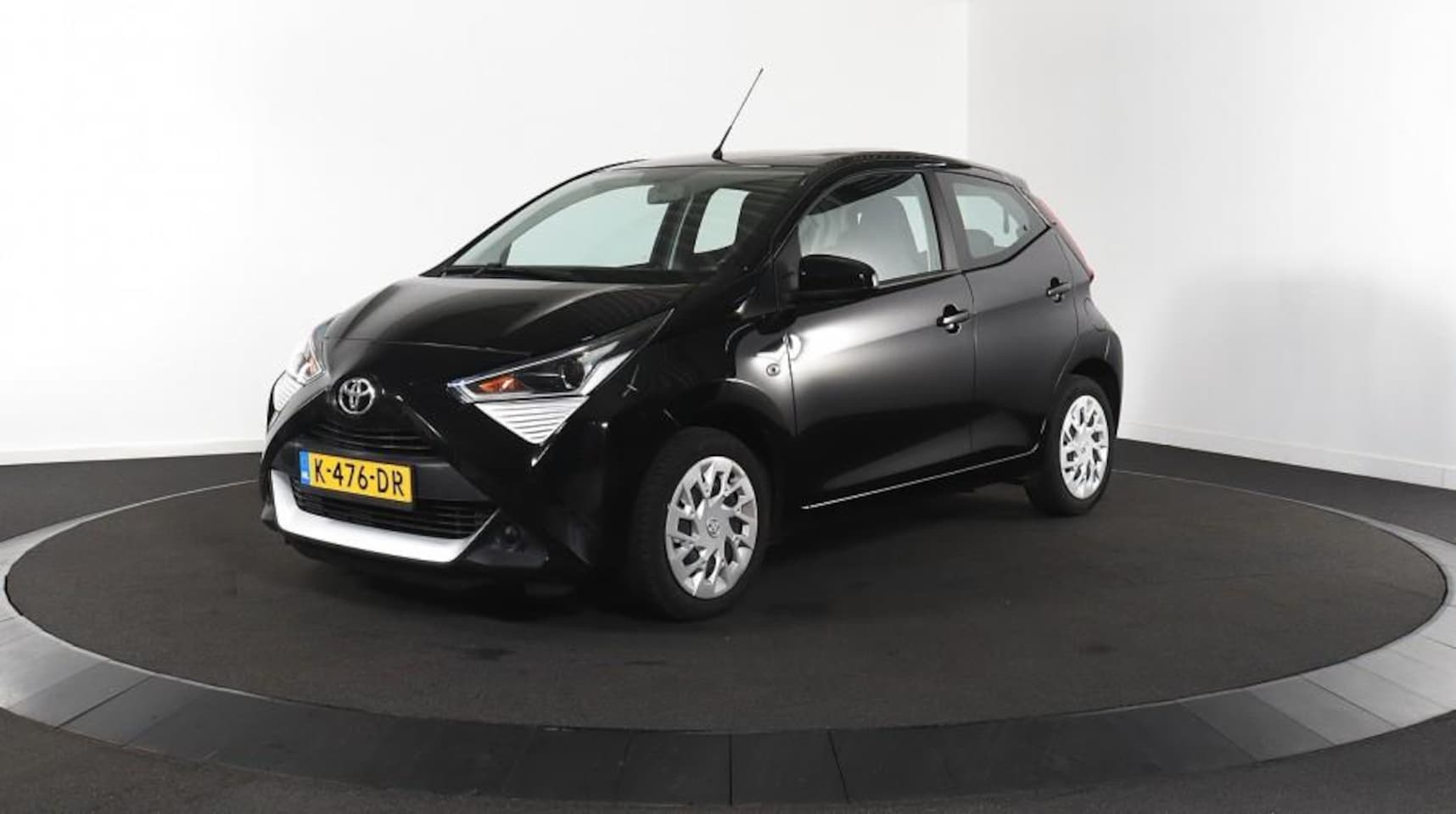 Toyota Aygo - 1.0 VVT-i x-play |Camera | Carplay | NAP | 5- Deurs | Elektrische ramen | Bluetooth | Airc - AutoWereld.nl