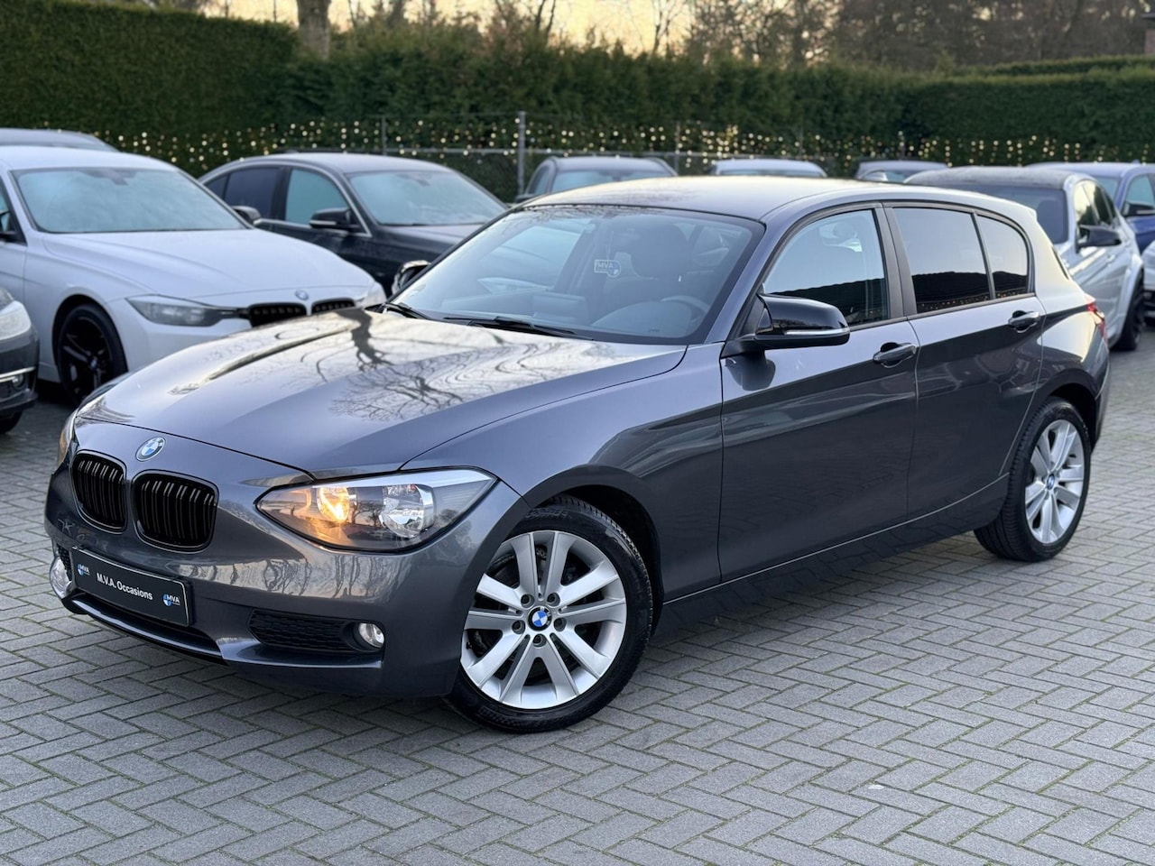 BMW 1-serie - 116i Business Sport|Nieuwe Ketting + Klepseals|Carplay|Cruise control|Trekhaak|Airco|Nette - AutoWereld.nl