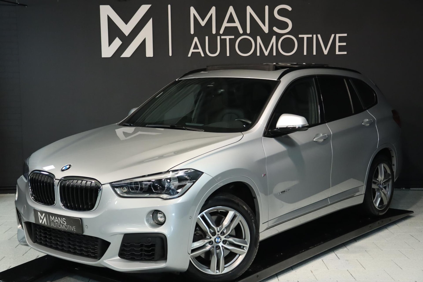 BMW X1 - XDrive25i M Sport / PANODAK / HUD / KEYLESS / MEMORY / H&K / CAMERA - AutoWereld.nl