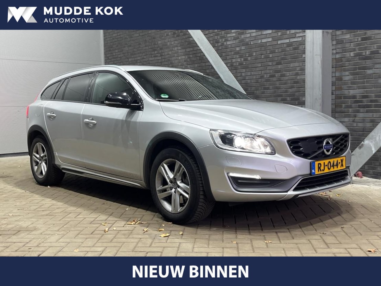 Volvo V60 Cross Country - D4 | Trekhaak | Leder | Stoelverwarming | Getint Glas | Standkachel - AutoWereld.nl