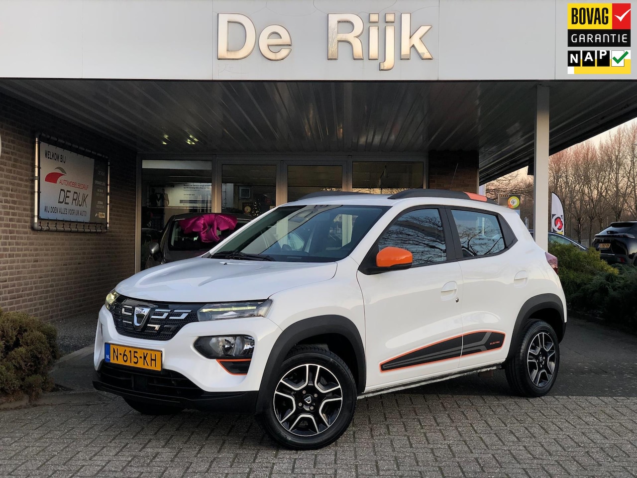 Dacia Spring - Comfort Plus (Orange Pack) 27 kWh | Navi, Leder, Airco, Carplay/Android, Cruise, Camera| D - AutoWereld.nl