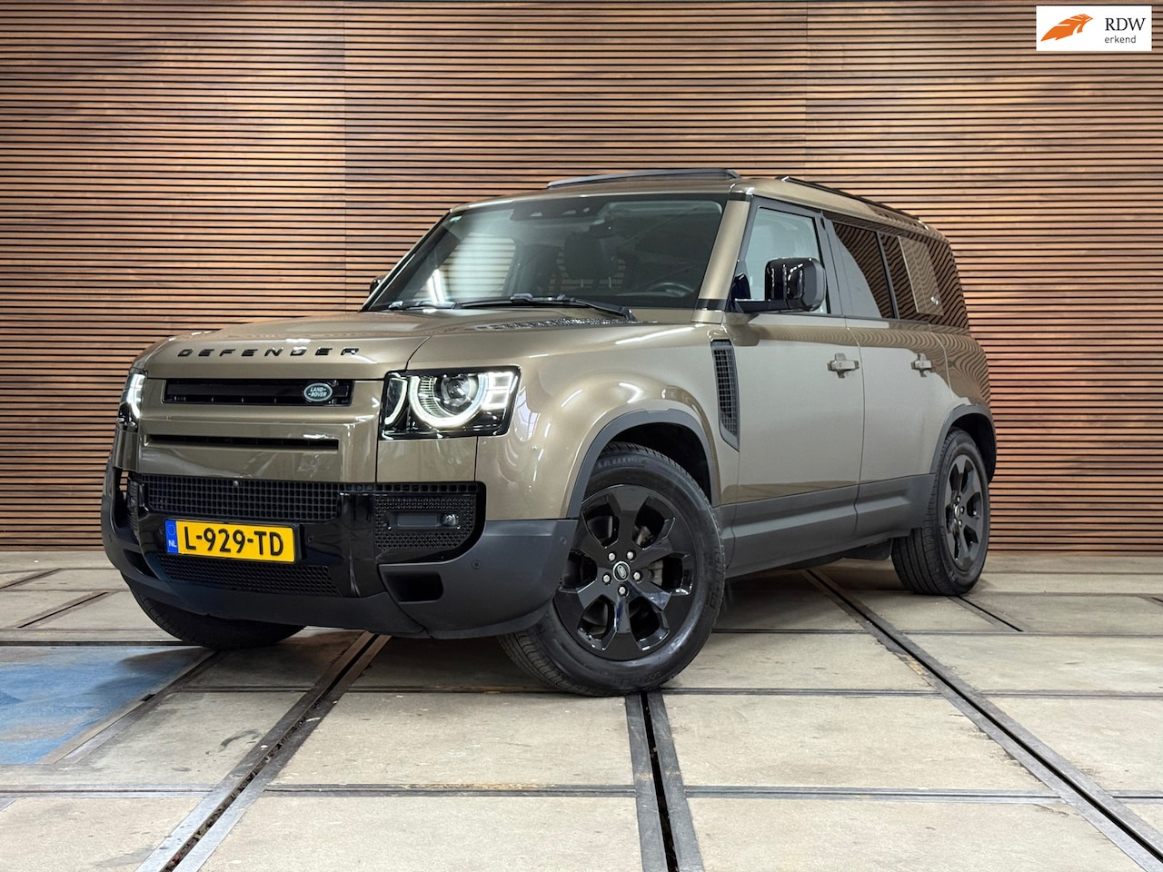 Land Rover Defender 110 - 2.0 D240 110 SE | Pano | Leer | Trekhaak | Memory | 360° Camera | Meridian | Luchtvering - AutoWereld.nl