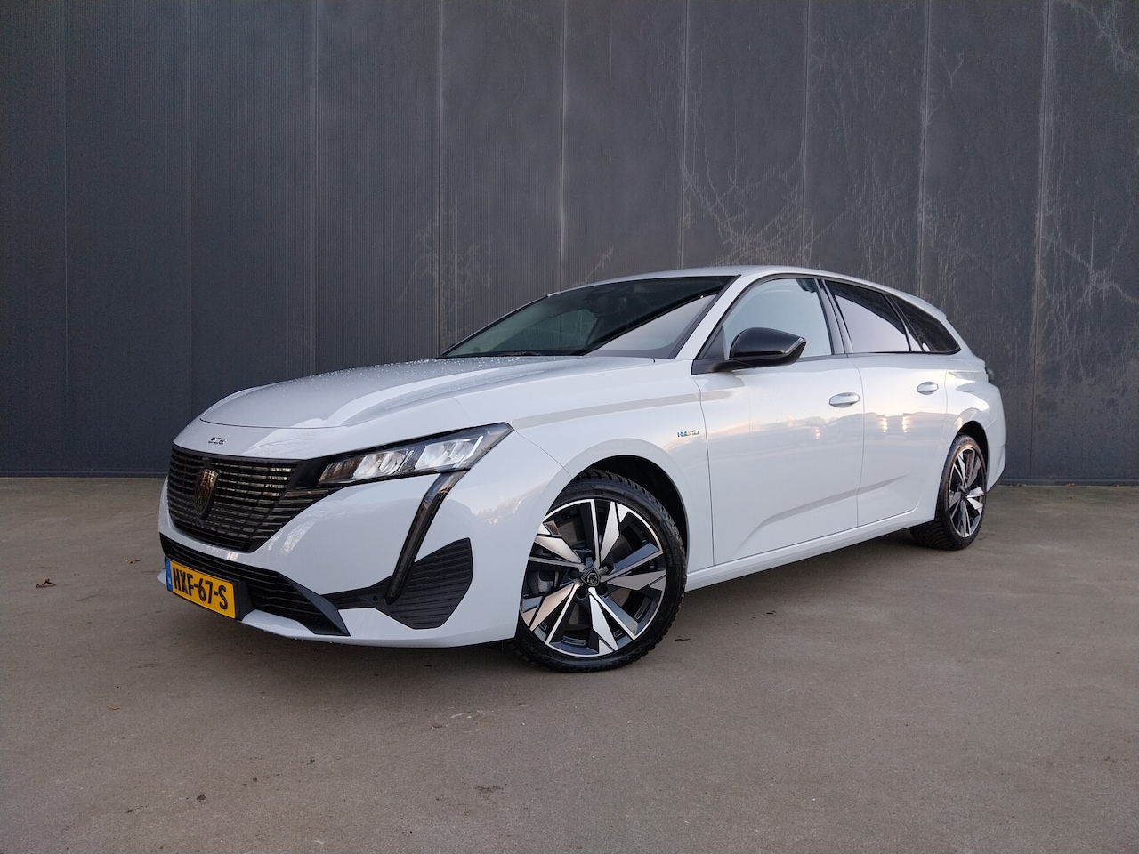 Peugeot 308 SW - 1.6 Plug-in Hybrid 180 Allure PHEV METALLIC VIRTUAL COCKPIT CAMERA HALF LEER LED NAVI CRUI - AutoWereld.nl