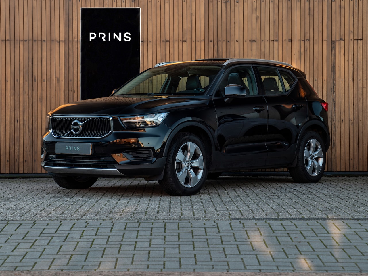 Volvo XC40 - 2.0 T4 Momentum | Pano-dak | Elektr. stoelen | Stoelverwarming | Camera - AutoWereld.nl