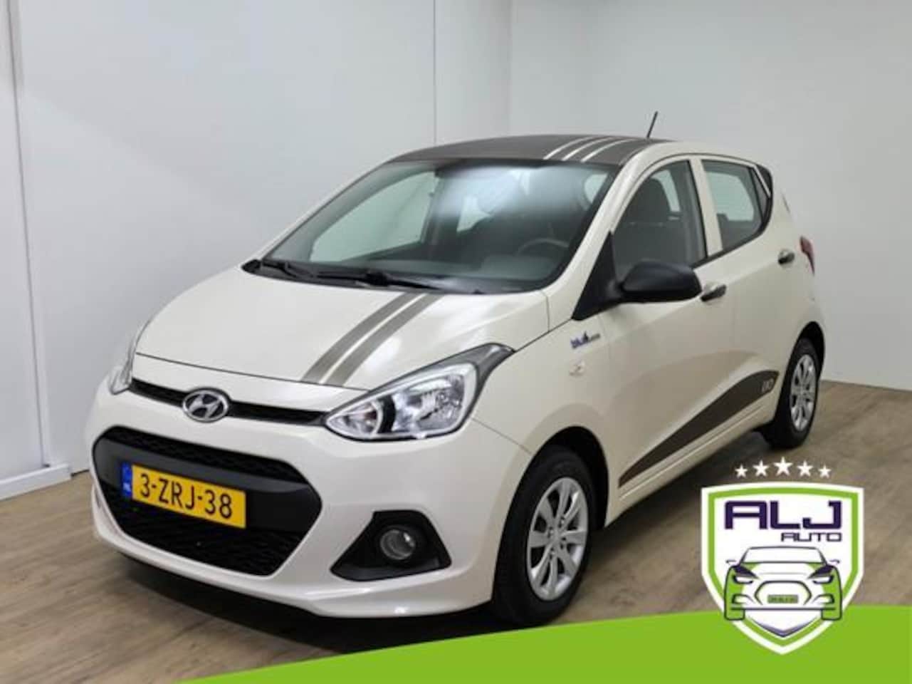 Hyundai i10 - Occasion 1.0i i-Motion | Creme | Tweedehands Hyundai I10 | Airco | Carplay radio - AutoWereld.nl
