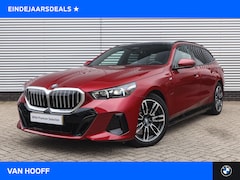 BMW 5-serie Touring - 530e M Sport Automaat / Panoramadak / Trekhaak / Achteruitrijcamera / Adaptieve LED / Harm
