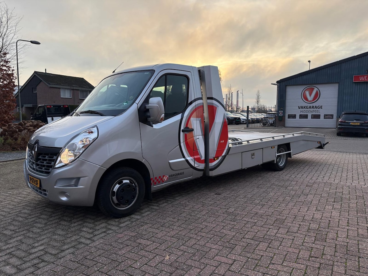 Renault Master - T35 2.3 dCi L4 DL Energy | CC | Navi | Trekhaak - AutoWereld.nl