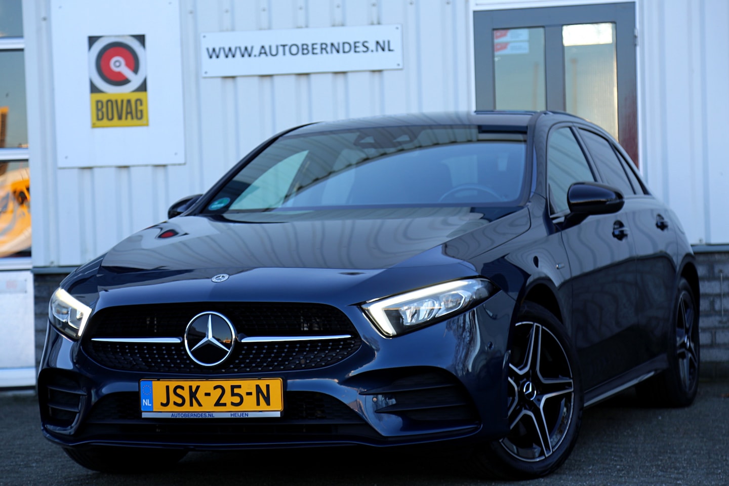 Mercedes-Benz A-klasse - 250 e AMG Line Plug in hybride*Perfect MB Onderh.*BTW*1ste Eig.*Sfeer/ACC/Night/MBUX/Apple - AutoWereld.nl