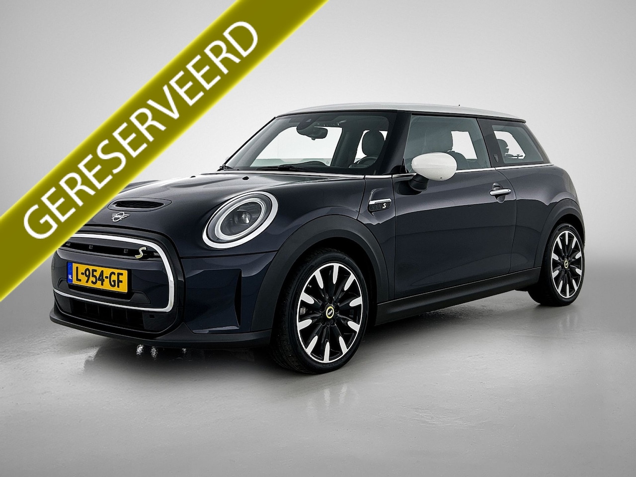 MINI Mini-Electric - S MINI Yours 135KW / 33 kWh SOH 100% Comfort plus / Driving Ass. / Leder / Navigatie / Pdc - AutoWereld.nl